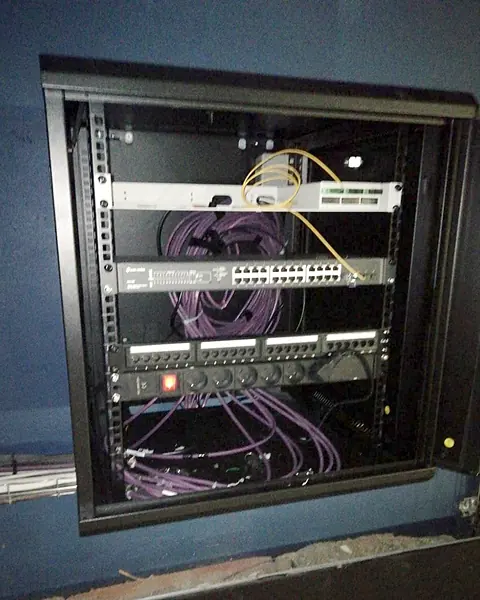 Chantier iTelco : baie de brassage et panneaux RJ45