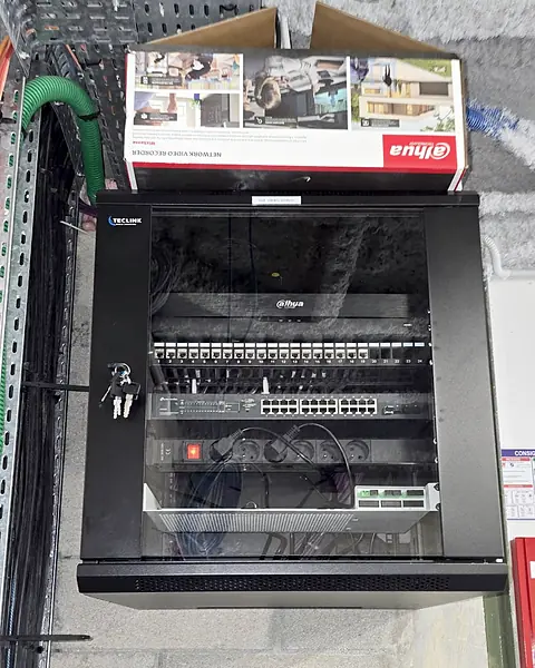 Chantier iTelco : baie, switch PoE et enregistreur