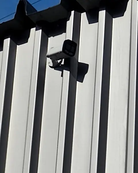 Chantier iTelco : caméra fixée sur bardage métallique