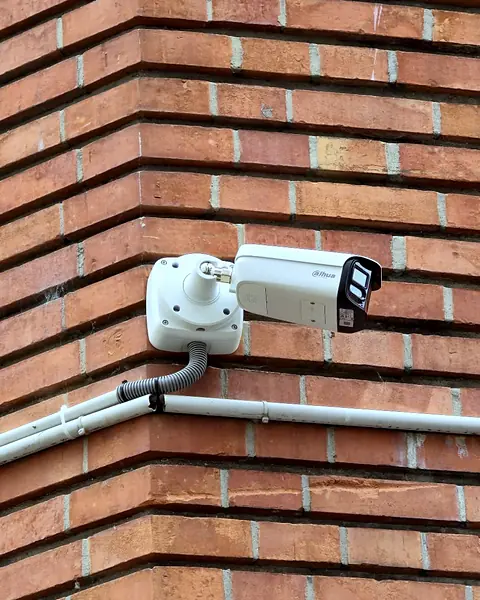 Chantier iTelco : caméra bullet en angle de façade