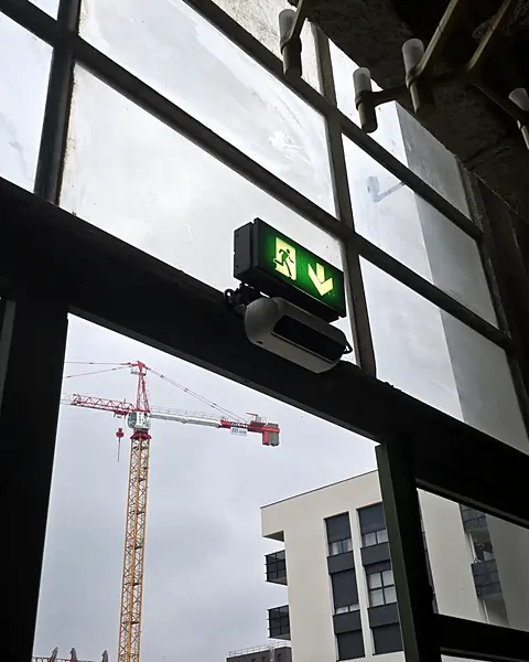 Chantier iTelco : caméra posée sous une issue de secours